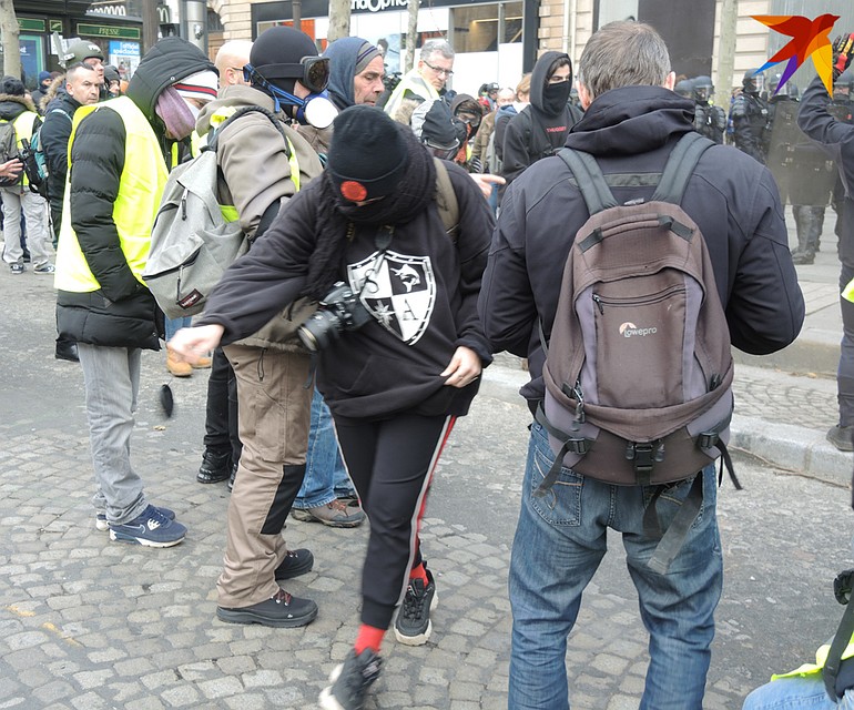 Протестующие строят на улицах баррикады, поджигают автомобили, бьют витрины Фото: Дарья АСЛАМОВА