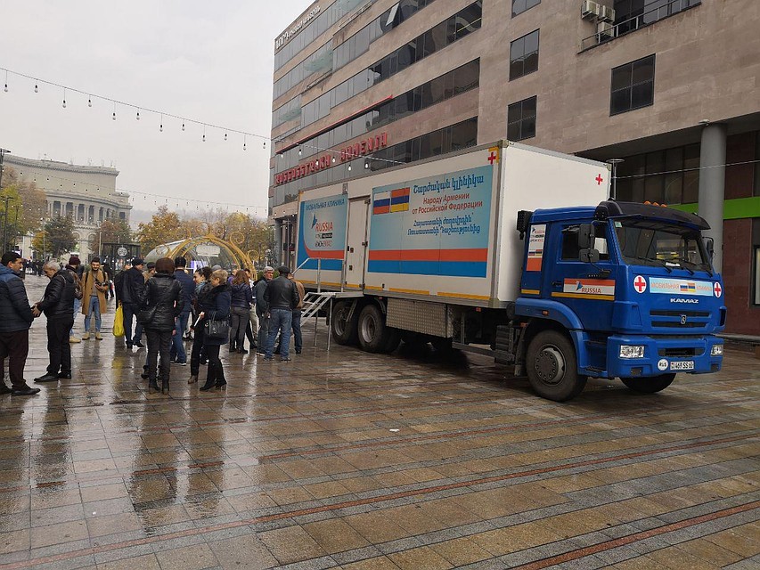 Российская помощь Армении многообразна: вот, например, бесплатная проверка на ВИЧ местных жителей. ФОТО: Алексей Иванов