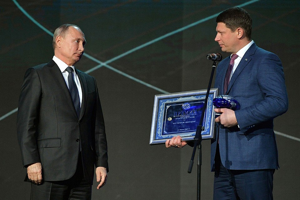 В номинации «Экпедиция по России» награду из рук президента страны, председателя попечительского совета РГО Владимира Путина получил проект «Борт Тюрикова. Возвращение». Фото: Красноярское краевое отделение РГО