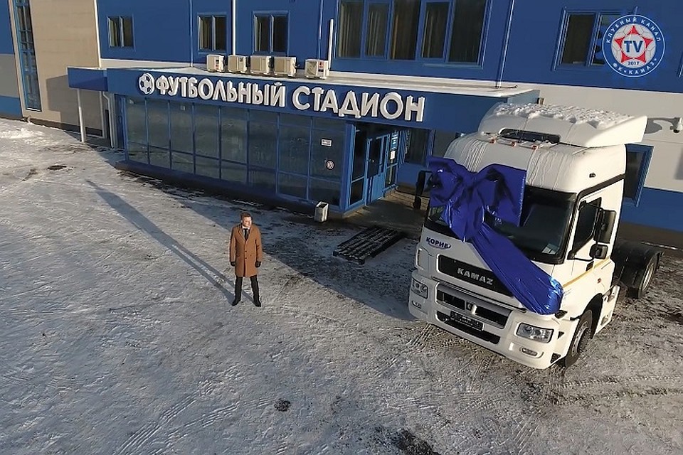 Для Бузовой, если она согласится, уже приготовили подарок - грузовик перетянутый синей лентой. Фото: скриншот с видео
