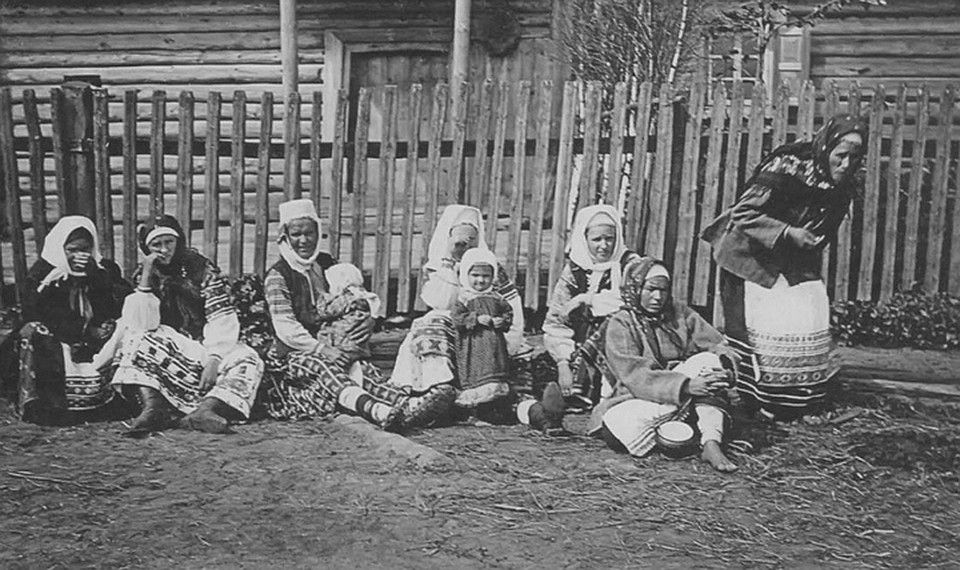 Фольклорист Исаак Сербов в 1911-м снял в Бобруйском уезде крестьянок с детьми.