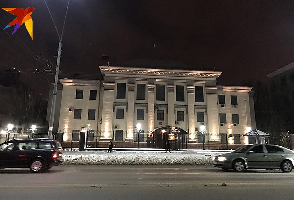 Российское посольство в Киеве. Окна замурованы, на заборе колючая проволока Фото: Василиса НИКОЛАЕВА