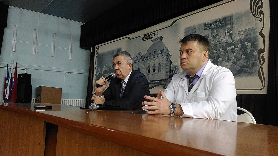 Попутно выяснилось, что врио главврача Андрей Роговченко (справа) – и есть тот самый хирург, который оперировал пациентку, дочь которой и выложила в Сеть фотографии перевязанной скотчем мамы.