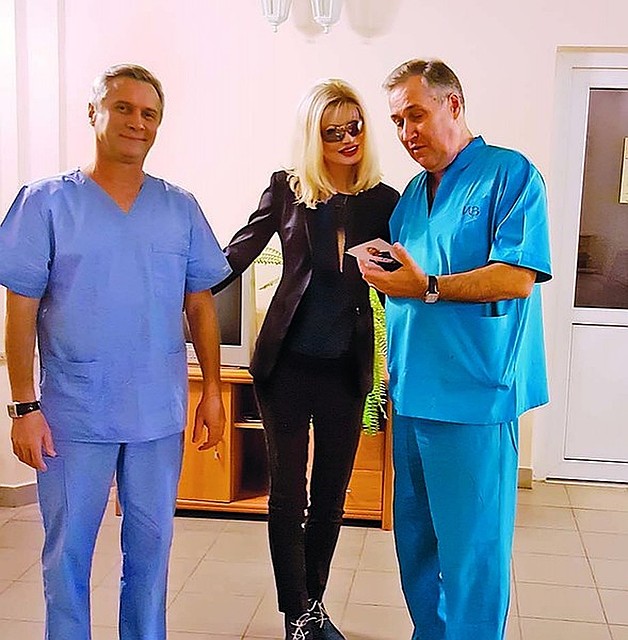 Элеонора с докторами Алексеевым и Сарыгиным в Институте хирургии им. А. В. Вишневского спустя 19 лет.