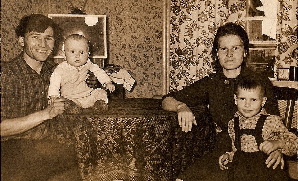 Семья Выгузовых разошлась, когда Николаю Степановичу было 32 года. Супруга вместе с сыном Александром (на фото: на руках у матери) перебрались в Москву. Фото: Личный архив Александра Малинина