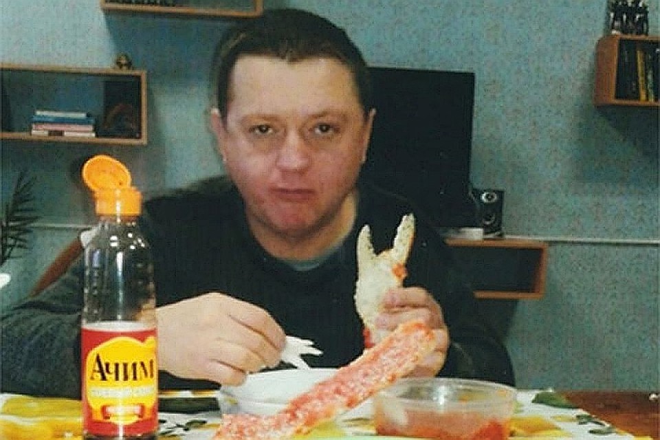 Цеповяз позирует с крабами и красной икрой