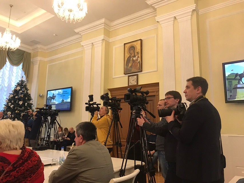 Над входом в зал заседаний правительства, где и проходила пресс-конференция, висит большая икона. Фото: Татьяна РУМЯНЦЕВА