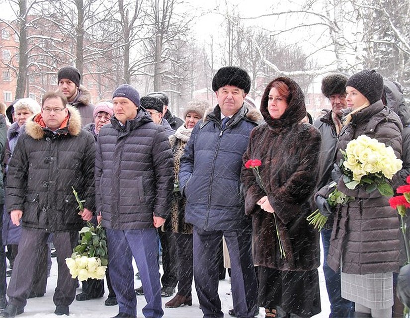 В церемонии открытия мемориальной доски приняли участие председатель Госсовета Удмуртии Алексей Прасолов (в центре) и заместитель председателя Владимир Невоструев (слева). Фото: пресс-служба администрации Глазова