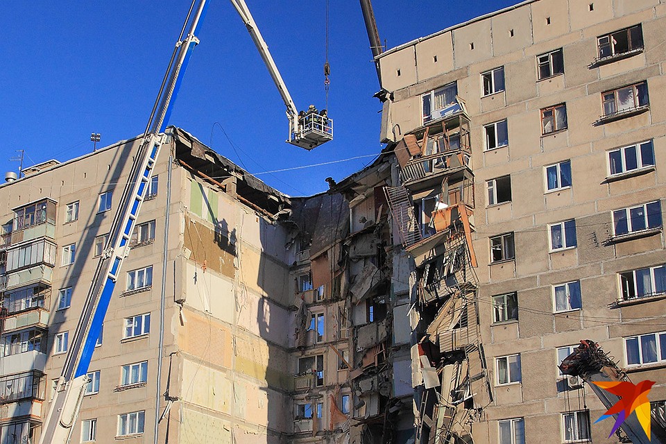 Людей стояли прям на обломках последних этажей, откуда их снимали автокраном. Фото: Сергей Чуфаров, Евгений Чуфаров