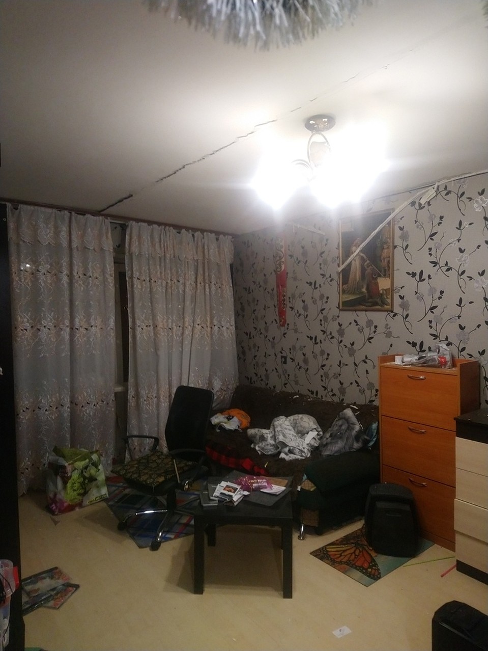 Во второй комнате по потолку пошла трещина, туда было страшно заходить.