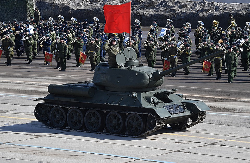 Для парадов Победы эти Т-34, да еще на полном ходу, просто подарок. Фото: Владимир ВЕЛЕНГУРИН
