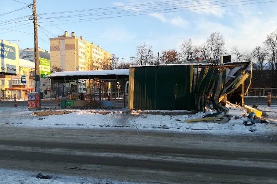 Пять лет назад лихач на «Лексусе» протаранил этот же киоск. Фото: группа «Регион-74 | Челябинск» во ВКонтакте.