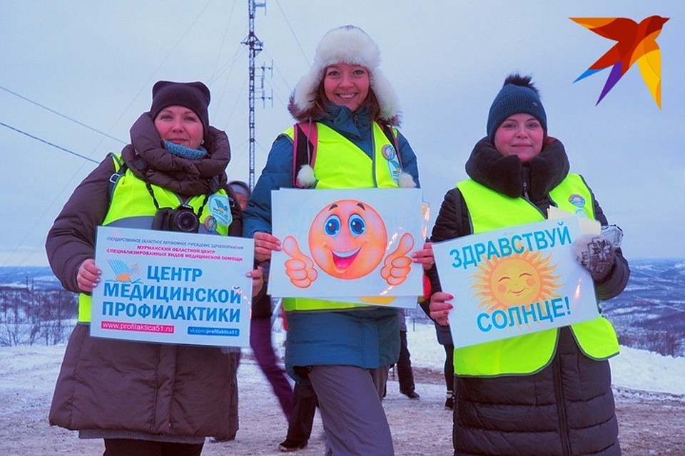 Каждому хотелось заполучить яркий значок-светоотражатель. Фото: Виктор КОСТРОВ