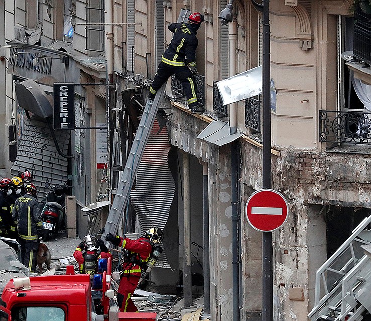 Взору спасателей и полиции открылась страшная картина. Фото: REUTERS