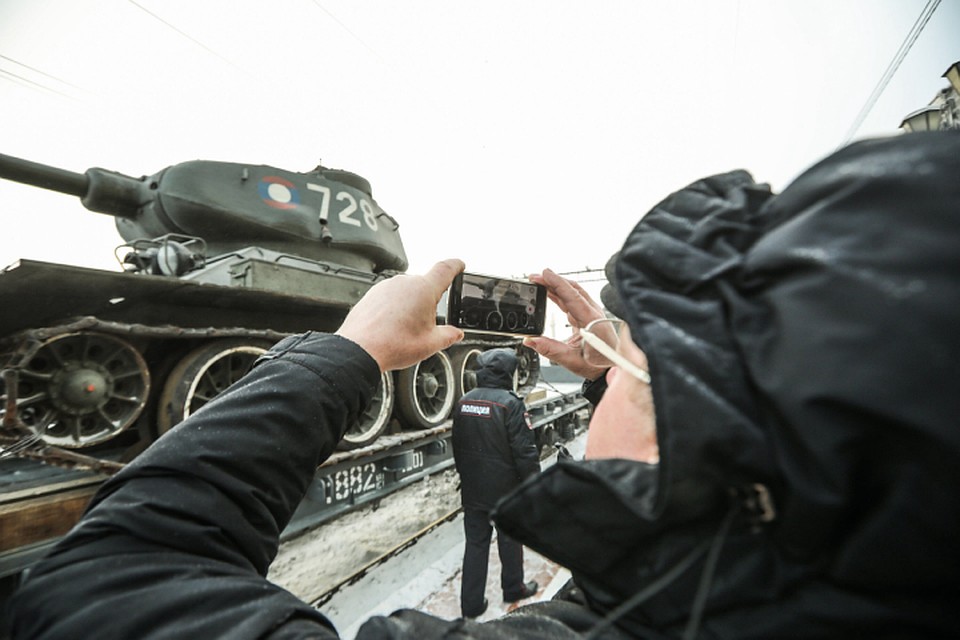 Иркутяне встречают танки Т-34. Фото: Алексей ГОЛОВЩИКОВ, газета "Областная"