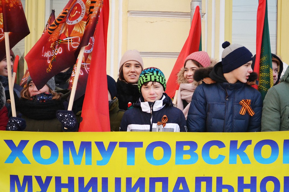 Школьники их Хомутова Встречают танки Т-34 в Иркутске. Фото: Алексей ГОЛОВЩИКОВ, газета "Областная"
