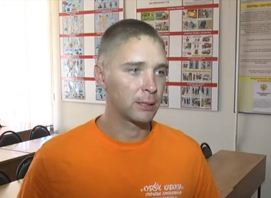 Алексей Белогубец вытащил из-под завала девочку. Фото: скрин с видео ВК.
