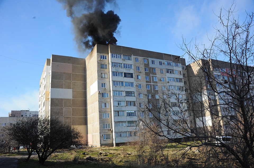 Пламя вспыхнуло в доме №48B на улице Донецкой. Фото: Роман Кушнир.