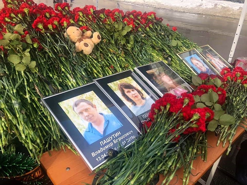 Кто-то даже положил к мемориалу с портретами плюшевого медвежонка и маленький пакетик с яблочным соком. Фото: Ольга ГОПАЛО