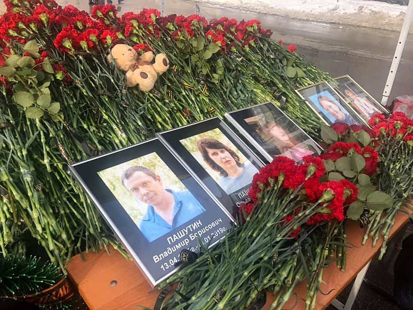 На панихиду по погибшим, которую организовали возле разрушенного дома сразу после обнаружения тел, пришли несколько сотен горожан. Фото: ГОПАЛО Ольга.