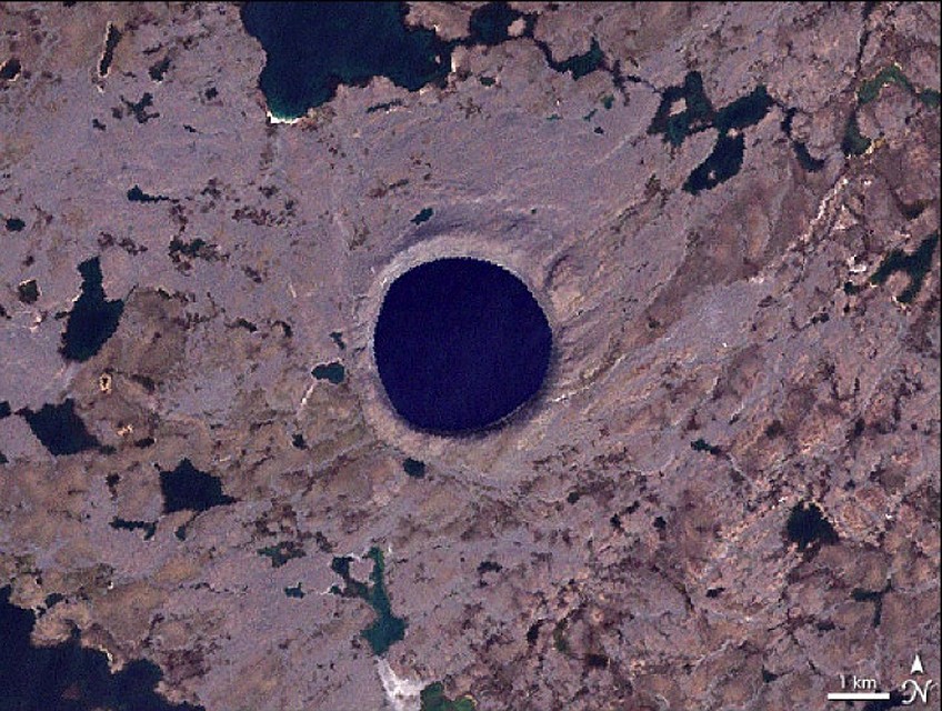 Земной кратер, заполненный водой.