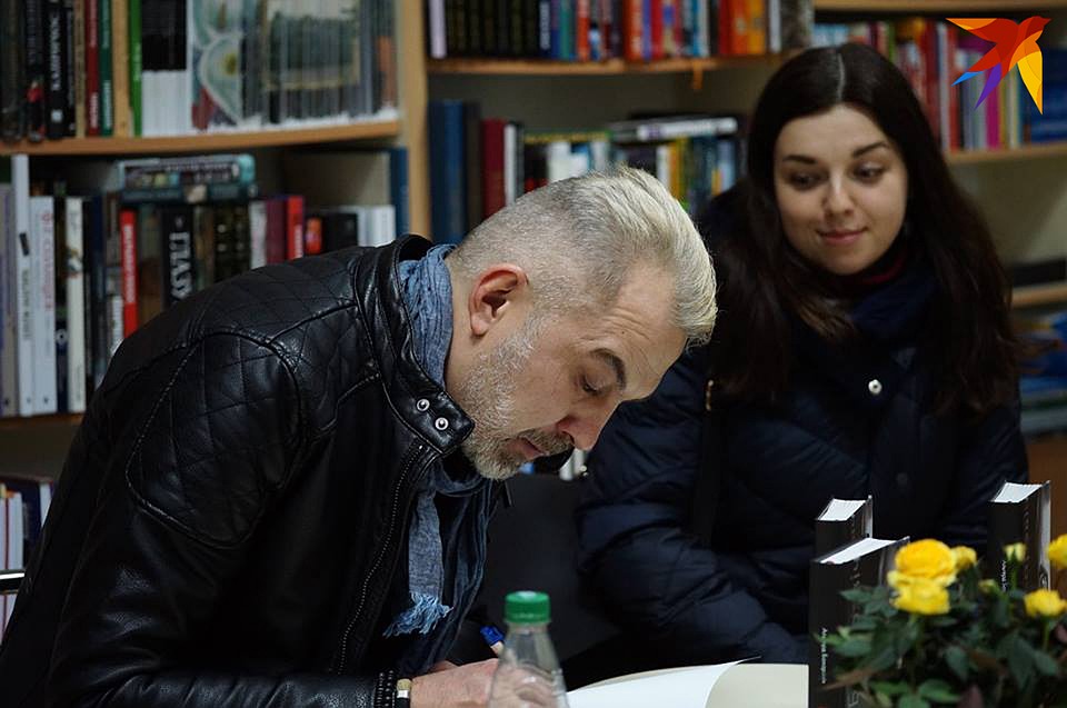 Бахаревич подписал не один десяток экземпляров своей новой книги за несколько часов автограф-сессии в "Академкниге". Фото: Юля ТИМОФЕЕВА