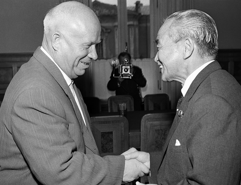 Советско-японские переговоры в Кремле, 1960 год. редседатель Совета Министров СССР Никита Хрущев и видный политический деятель Японии М.Судзуки. Фото Владимира Савостьянова /Фотохроника ТАСС/