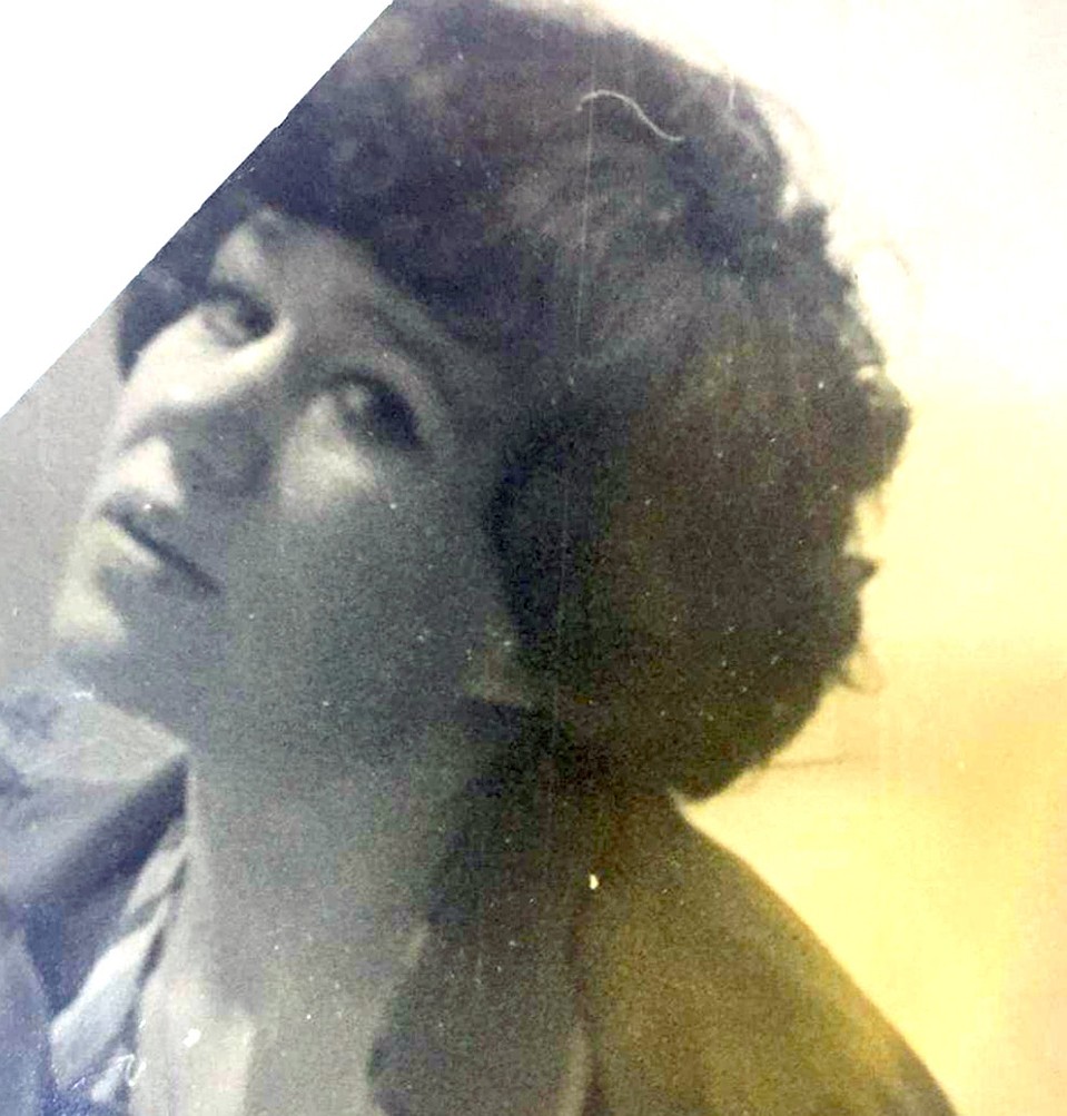 Мама Алисы Нина. Сейчас она говорит, что обрезала краешек этой фотокарточки намеренно - там был Владимир Высоцкий. Фото: Личный архив