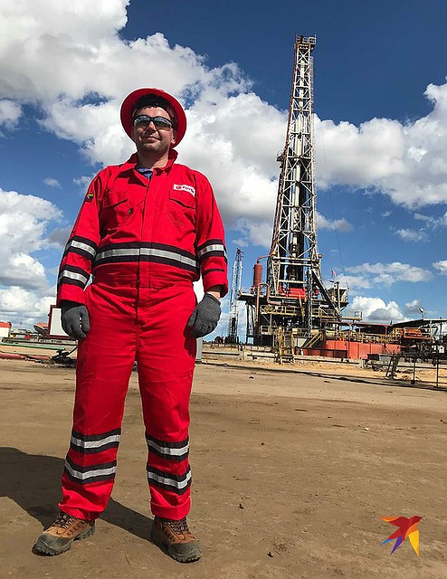 Корреспондент "КП" в Венесуэле Антон Фокин в роли местного нефтяника. Фото: Александр КОЦ
