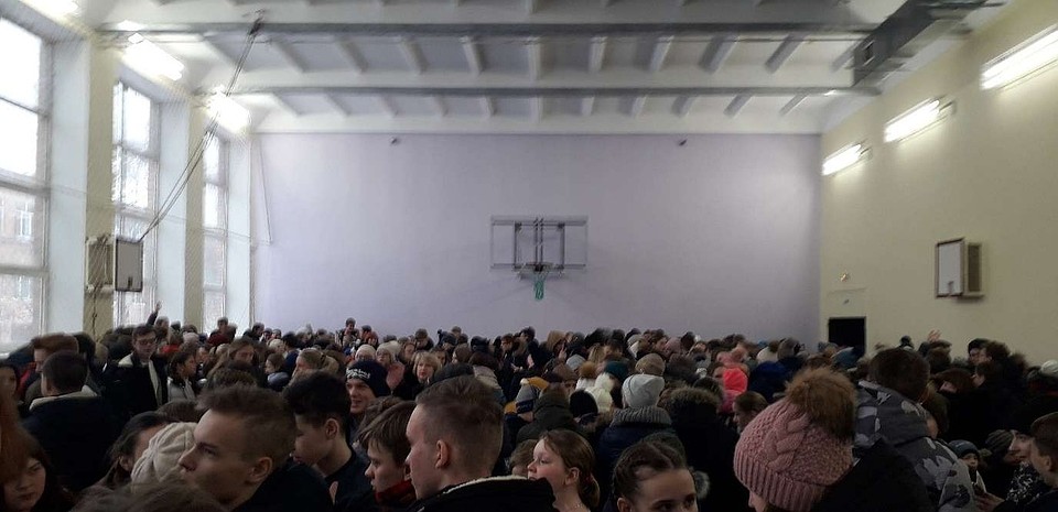 Из школы №68 детей привели в соседнюю 51-ю. Видимо, чтобы не мерзли во время эвакуации. Фото: vk.com/rzn_city