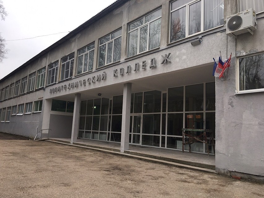 Главный вход в здание тоже пока на ремонте Фото: Александра ЯСЕЛЬСКАЯ
