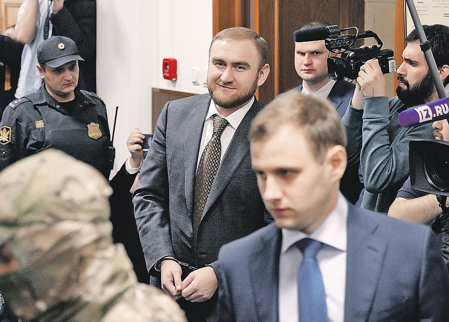 Самого молодого сенатора России - 32-летнего Рауфа Арашукова задержали в один день с его отцом Раулем, которому предъявляют обвинения в хищениях на 30 миллиардов. Фото: Сергей БОБЫЛЕВ/ТАСС