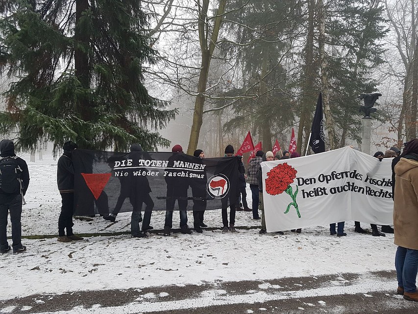 Протестовать вышли активисты группировки "Черный блок", ранее отметившейся погромами в Гамбурге Фото: Эдвард ЧЕСНОКОВ