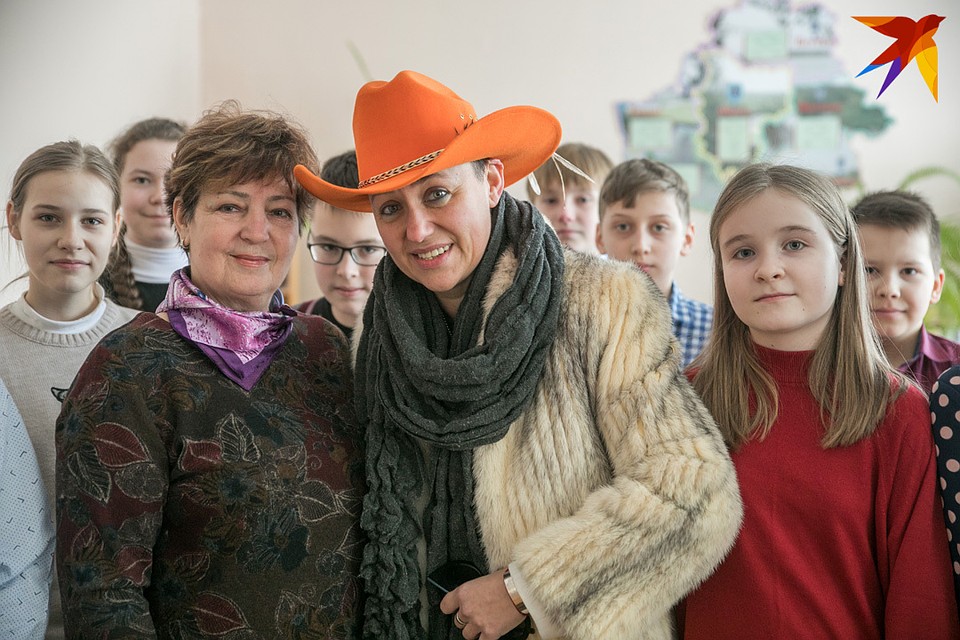С учительницей географии, которая помнит Эллину, хотя ее и не учила. Фото: Павел МАРТИНЧИК