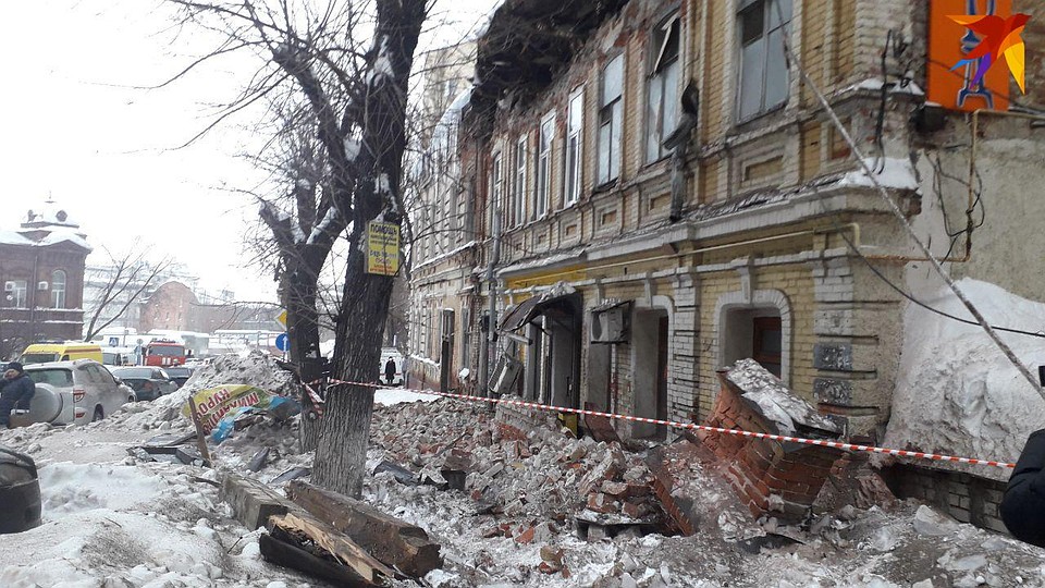 Обломки здания завалили улицу и вход в магазин Фото: Ольга Симонова