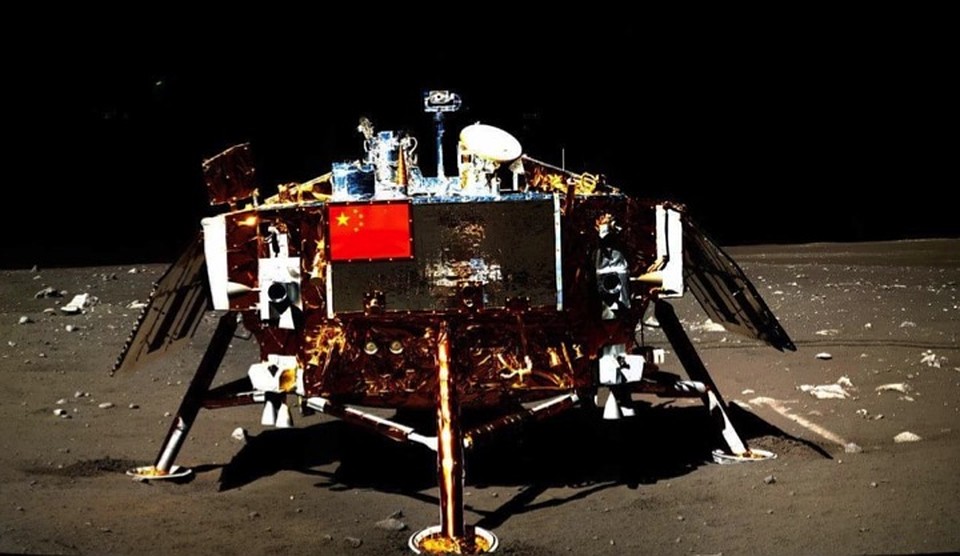 Вид на "Чанъэ-4" с "Нефритового зайца-2".