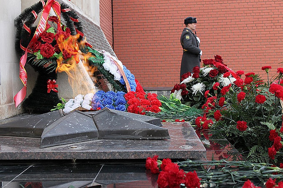 Ежегодно к вечному огню возлагают цветы Фото: Мария ПОЛЕЖАЕВА