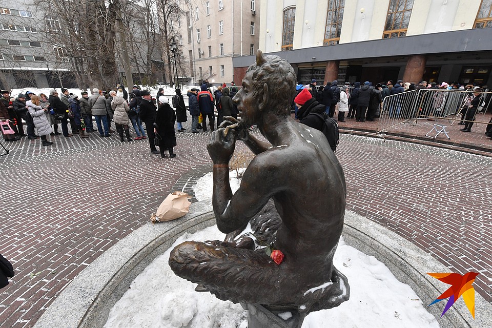 Москвичи перед театром имени Моссовета, где состоялась церемония прощания. Фото: Владимир ВЕЛЕНГУРИН