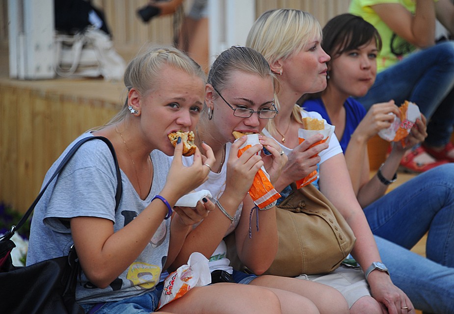 Чаще всего конечные продукты гликирования попадают в наш организм с жирными и обжаренными продуктами, например, фастфудом Фото: Евгения ГУСЕВА
