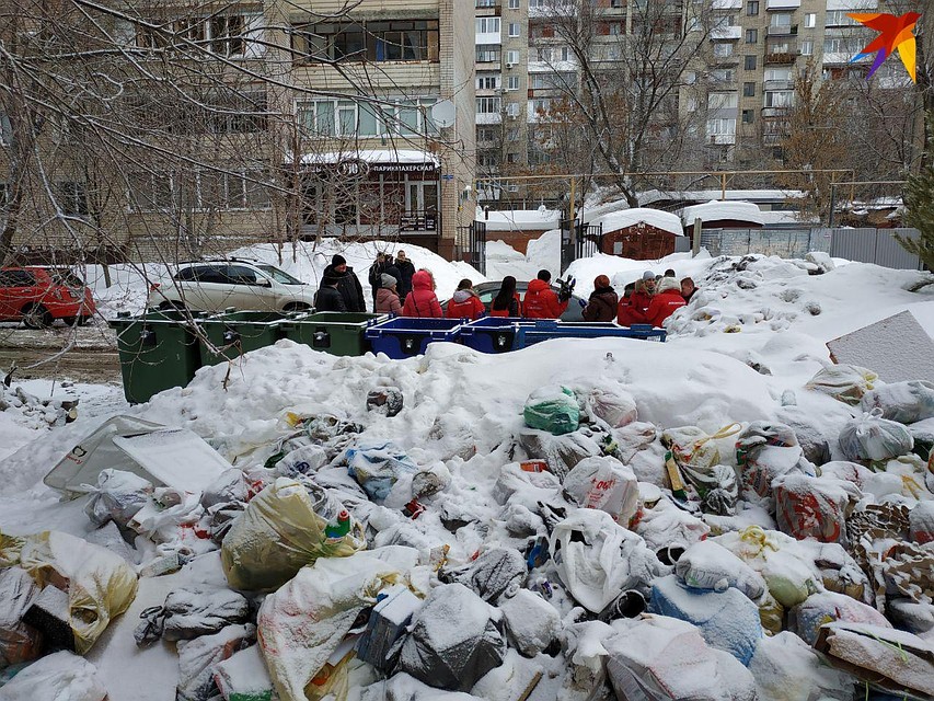 Мусорные баки пустуют, а контейнерная площадка завалена отходами Фото: Александр Уриевский