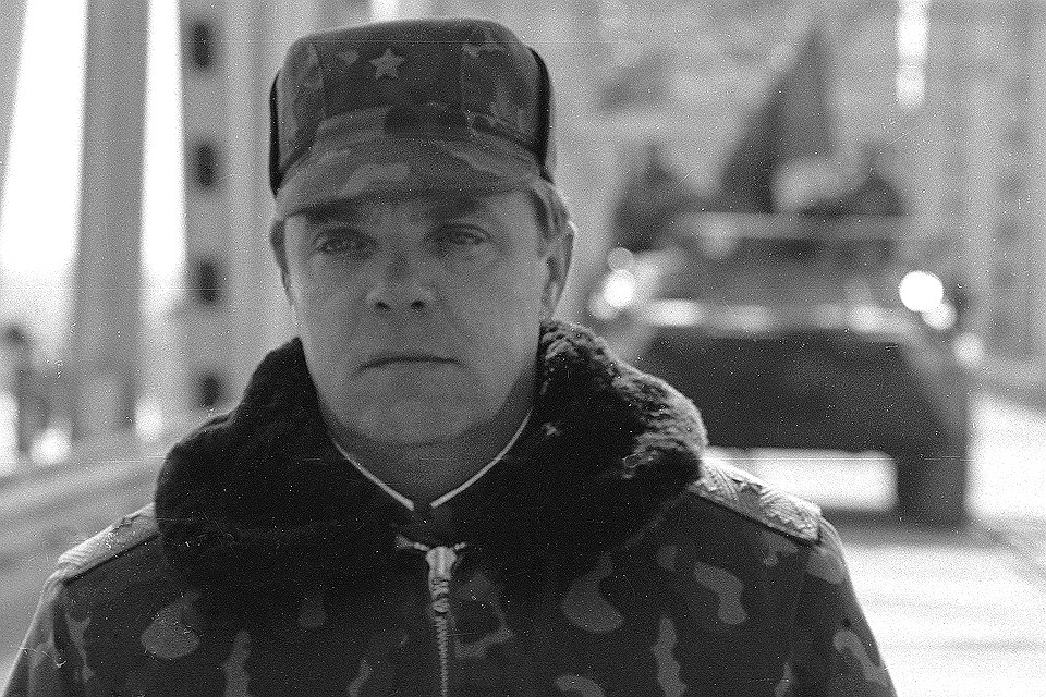 Борис Громов покидает Афганистан через мост, соединяющий афганский город Хайратон и советский Термез, 15 февраля 1989 года. Фото из личного архива.