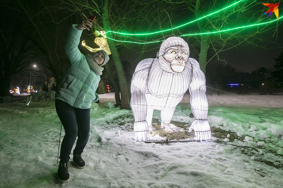 Посетители сада в восторге от экспозиции. Фото: Павел МАРТИНЧИК