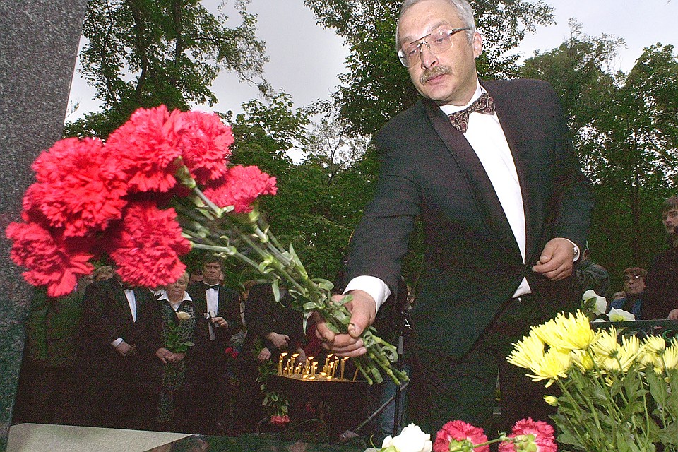 2003 год, Александр Друзь кладет цветы к памятнику создателю и ведущему телепрограммы "Что? Где? Когда?" Владимиру Ворошилову. Фото Константина Кижеля (ИТАР-ТАСС)