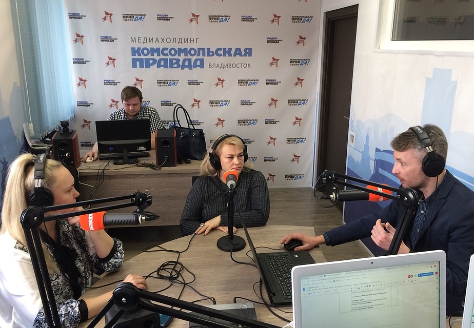 Анна Ганжа и Анастасия Горохова в студии радио «Комсомольская правда» - Приморье».
