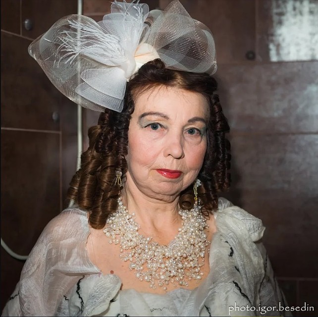 62-летняя модель в миру Людмила Балаш, специально для сцены взяла себе красивый псевдоним Мильен Росс.