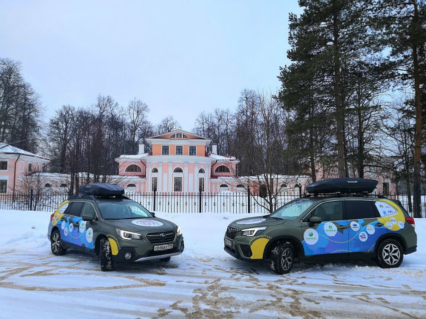Яркие автомобили участников автопробега можно заметить издалека. Фото: Павел Прокофьев.