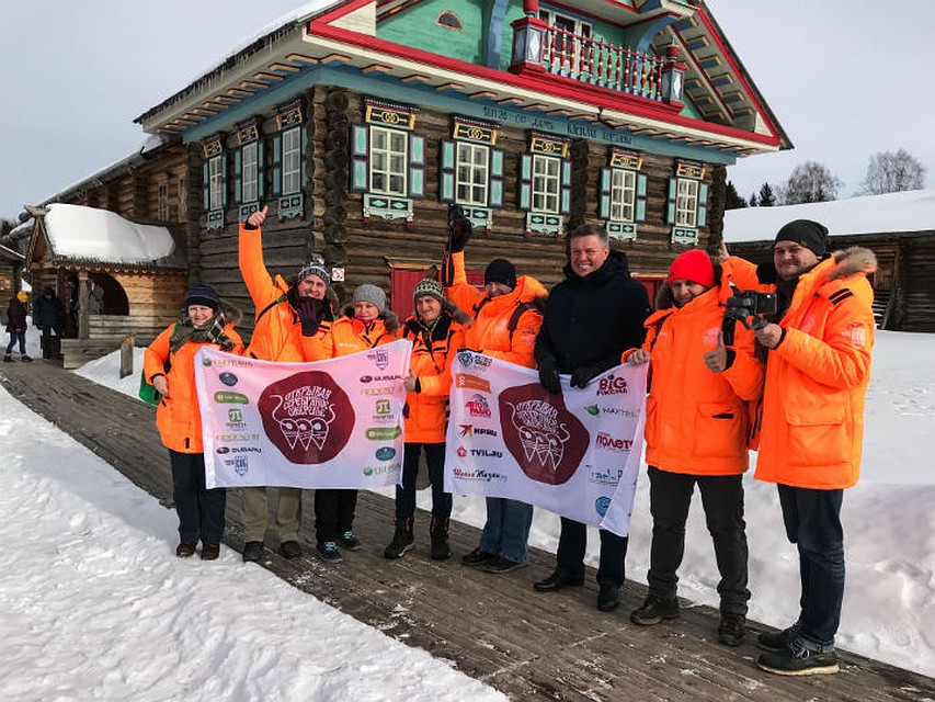 По белому снегу - с оранжевым настроением. Экипажи автопробега "Комсомолки" и "Сообщества Питерских блогеров". Фото: Илья КРУШЕВСКИЙ