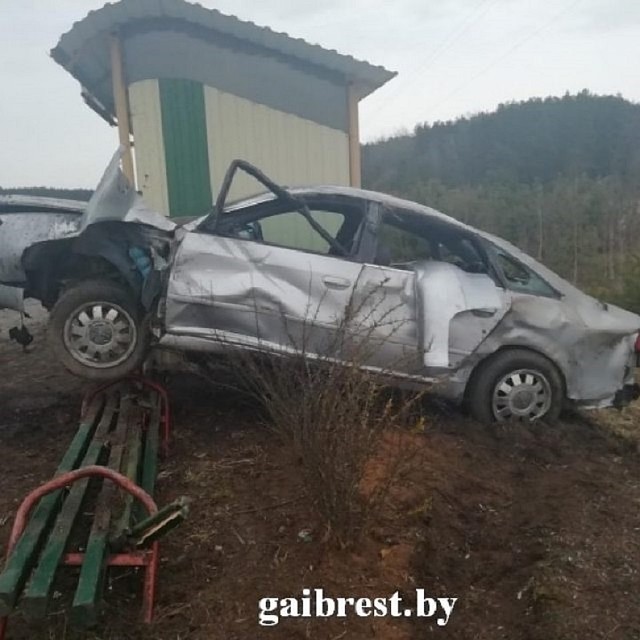 Водитель "Ауди" не справился с управлением и врезался в остановку. Фото: gaibrest.by.