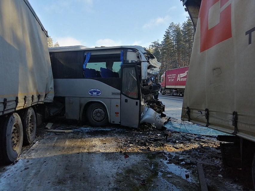 После удара автобус влетел в фуру. Фото: vk.com/spb_today