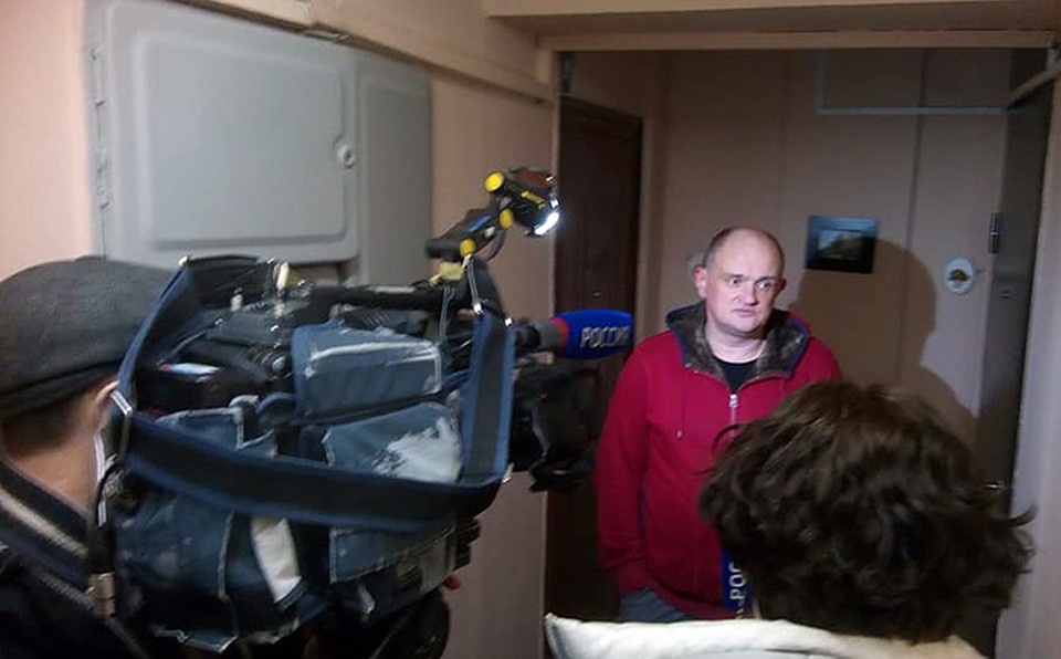 Сейчас Сергей Фролов с друзьями и другими пострадавшими от МКБ держит оборону - дежурит около квартиры Фото: Личная страница героя публикации в соцсети